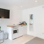 Apartment 4 Berkeley Square I Boutique