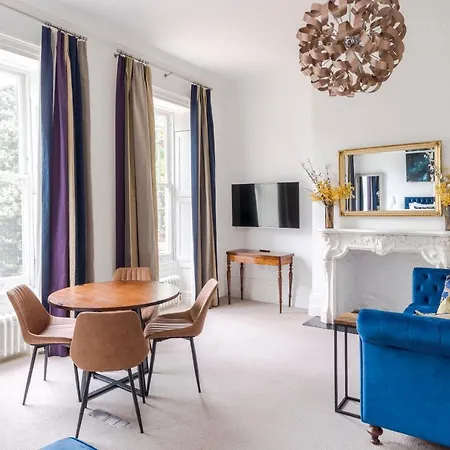 4 Berkeley Square I Boutique