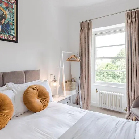 4 Berkeley Square I Your Appartement *