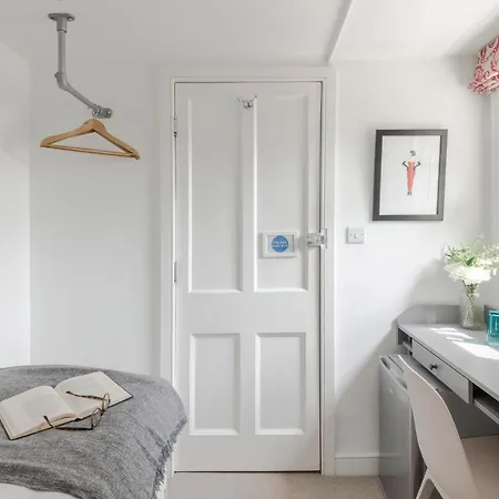 4 Berkeley Square I Your Appartement *