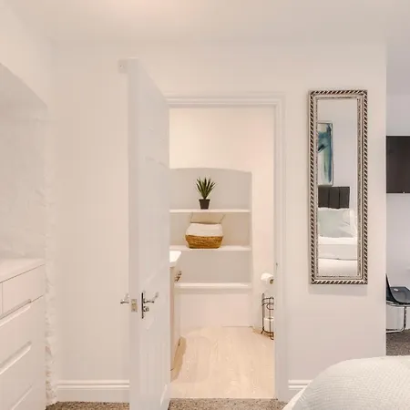 Apartment 4 Berkeley Square I Boutique *