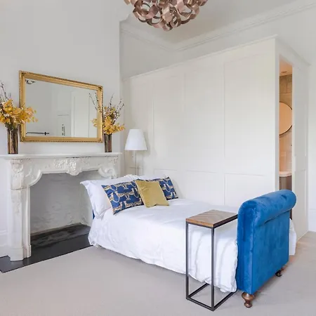 4 Berkeley Square I Boutique Apartment *