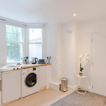 Apartment 4 Berkeley Square I Boutique