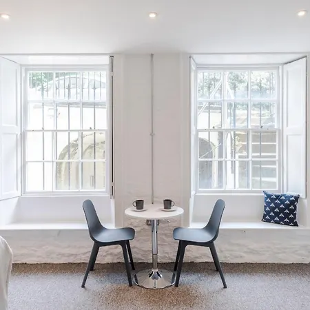 4 Berkeley Square I Boutique Apartment