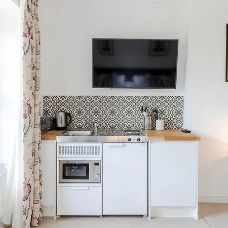 4 Berkeley Square I Boutique *