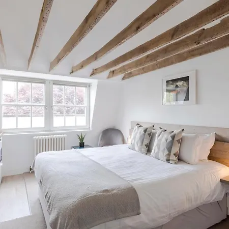 Apartment 4 Berkeley Square I Boutique