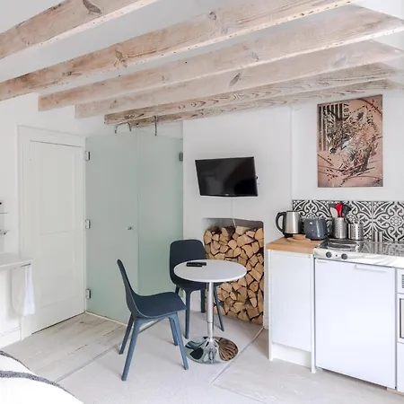 4 Berkeley Square I Your Apartment *