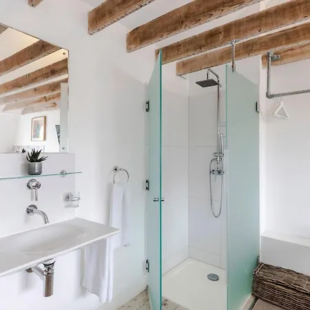 Apartment 4 Berkeley Square I Boutique *