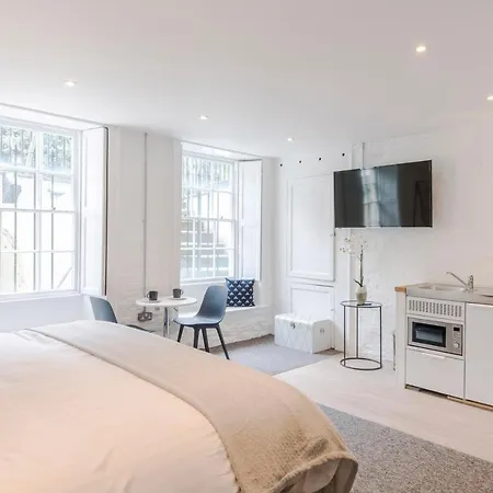 Apartment 4 Berkeley Square I Boutique *
