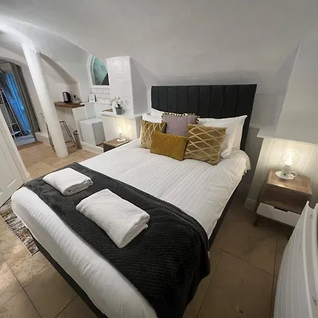 4 Berkeley Square I Boutique
