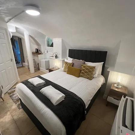 4 Berkeley Square I Your Apartment *