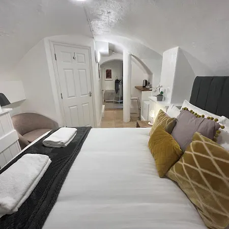 Apartment 4 Berkeley Square I Your