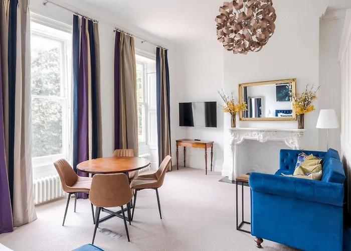 4 Berkeley Square I Boutique