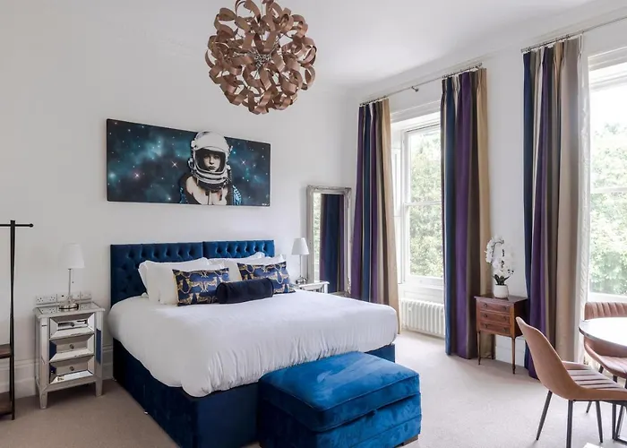 4 Berkeley Square I Boutique