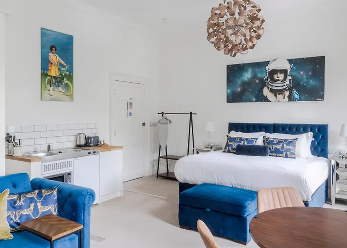 4 Berkeley Square I Boutique * 布里斯托