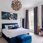 4 Berkeley Square I Boutique