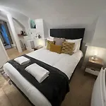4 Berkeley Square I Boutique