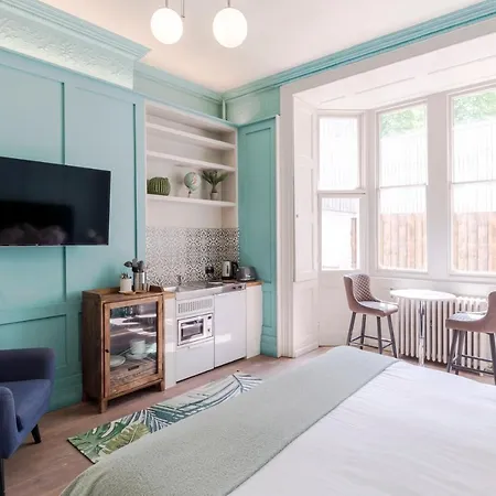 4 Berkeley Square I Your 布里斯托