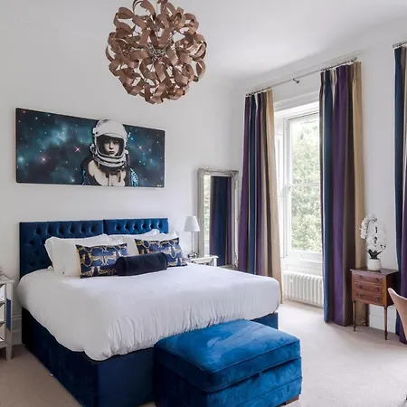 4 Berkeley Square I Boutique