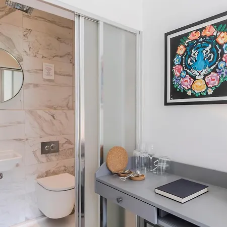 4 Berkeley Square I Boutique