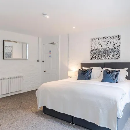 Apartment 4 Berkeley Square I Boutique *