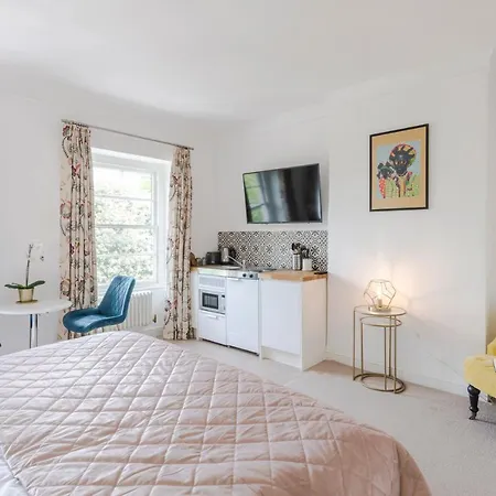 4 Berkeley Square I Boutique